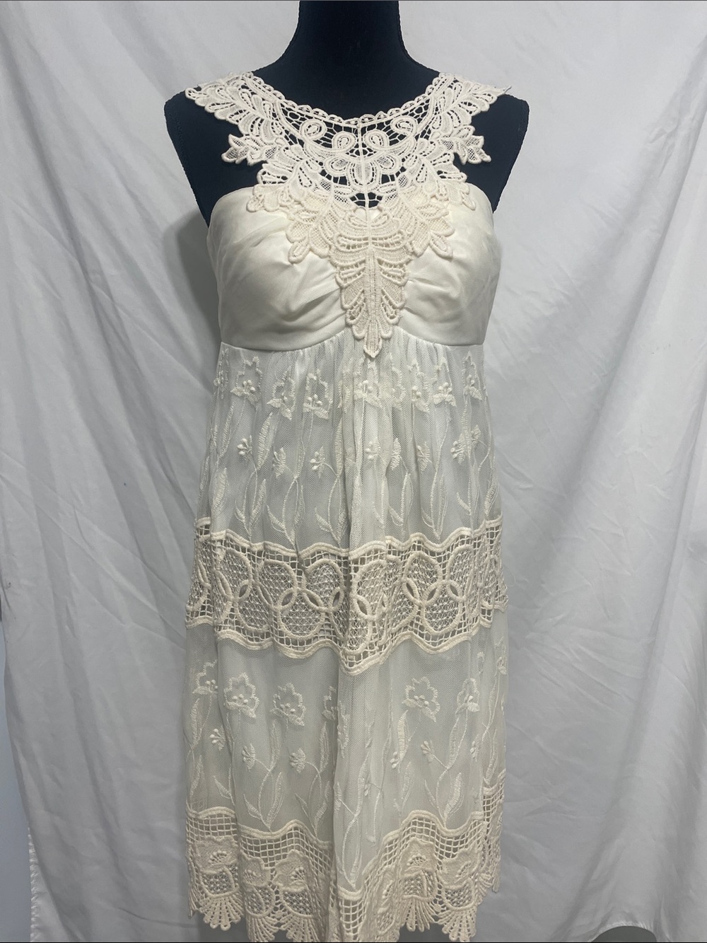 Muse Ivory Lace Crochet Yoke Sundress Women’s Size 8. Lined. Scalloped hem. EUC.